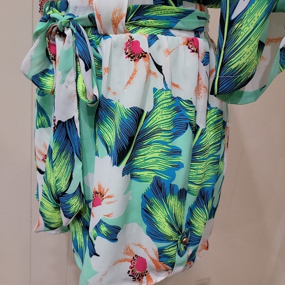 Gianni Bini Tropical Floral Romper Long Sleeve Plunge Neck Shorts Sz S - Picture 4 of 9